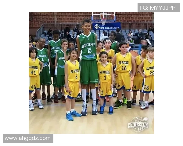 文班亚马亲临北京队训练馆投篮练习引发球迷热议