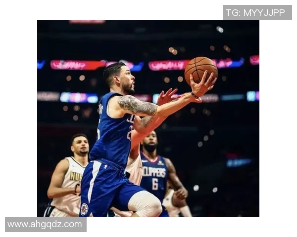 火箭队与爵士队激战正酣双方争夺季后赛席位的关键对决